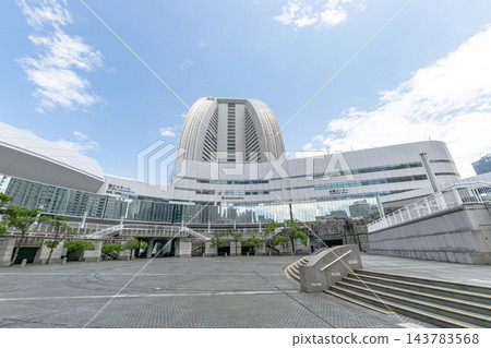 玻璃帷幕牆建築在藍天的襯托下格外醒目。 143783568