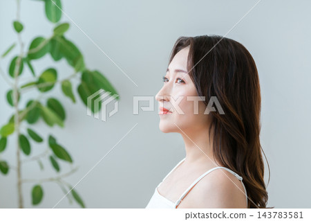 一位擁有優美側臉、挺拔鼻樑和精緻下顎線條的女性。 (美容/化妝品) 一位擁有優美側臉、挺拔鼻樑和精緻下顎線條的女性。 (美容/化妝品) 143783581