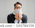 一名男子手持美元鈔票 143784156