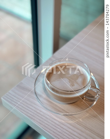 奶茶倒入玻璃杯中 奶茶倒入玻璃杯中 143784279