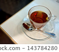 透明玻璃杯裡的熱茶 143784280