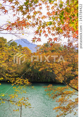 五色沼湖與沼澤:秋葉美景盡收眼底 五色沼湖與沼澤:秋葉美景盡收眼底 143784422