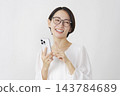 中年婦女使用智慧型手機（白色背景） 143784689