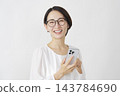 中年婦女使用智慧型手機（白色背景） 143784690