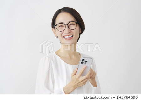 中年婦女使用智慧型手機（白色背景） 143784690