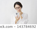 中年婦女正努力使用智慧型手機（白色背景） 143784692