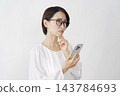 中年婦女正努力使用智慧型手機（白色背景） 143784693