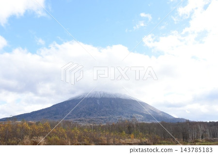 陽光明媚的天空和秋天的山脈 陽光明媚的天空和秋天的山脈 143785183