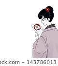 一位穿著和服的女子正在查看收到的新年卡片；新年祝福 143786013