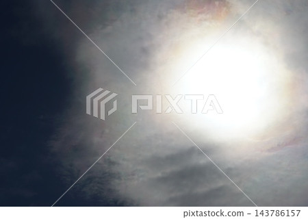 透過雲層可見的太陽和太陽 透過雲層可見的太陽和太陽 143786157