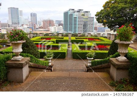 山手義大利花園（神奈川縣橫濱市中區山手町）的正式花壇中的秋景 143786167