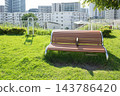 城市公園裡的長椅 143786420