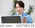 一位女士在客廳使用電腦 143786538