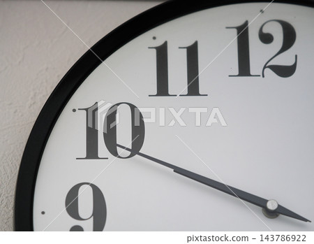 時鐘的時針和分針指向10 時鐘的時針和分針指向10 143786922