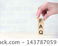 常見問題 (FAQ) 標題圖片 - 一隻手正在堆疊 FAQ 文字區塊。 143787059