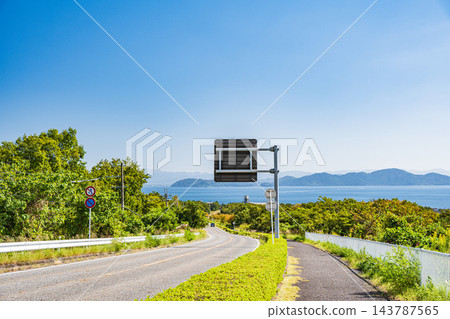 從滋賀縣大津市縣道上眺望琵琶湖 從滋賀縣大津市縣道上眺望琵琶湖 143787565