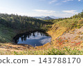 The round pond, autumn grasslands, and mountain range of Hachimantai 143788170