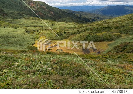 秋葉和池塘點綴著紐託山周圍的翠綠山谷。 秋葉和池塘點綴著紐託山周圍的翠綠山谷。 143788173
