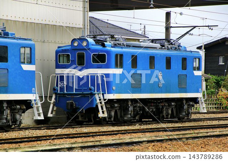 石灰石貨運列車來來往往的車站…電力機車「DEKI 300」停靠在秩父鐵道竹川站。 143789286