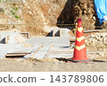 正在進行地基施工的建築工地，周圍擺放著紅色交通錐。 143789806