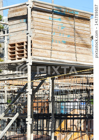 建築工地上堆放在鷹架上的木製模板 建築工地上堆放在鷹架上的木製模板 143789807