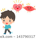 一個微笑、體格健壯的步行男子 143790317