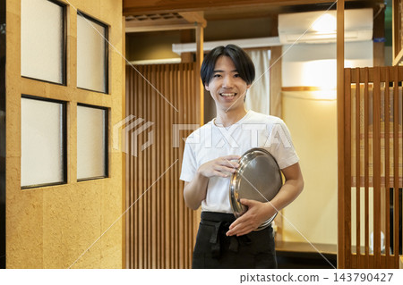 在餐廳工作的年輕男性服務員 143790427
