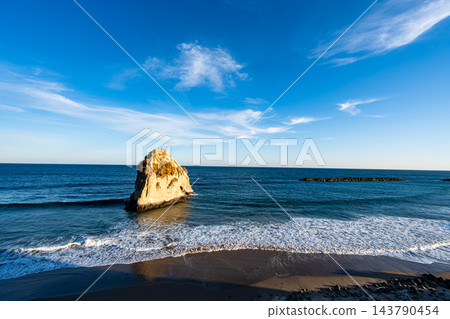 從磯原海灘看到的二島 143790454