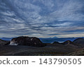 支笏洞爺國立公園樽前山的動態火山景觀，崎嶇的熔岩穹丘，遠處巍峨的羊蹄山。 143790505