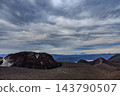 黎明的寂靜籠罩著樽前山的火山地貌，遠處雄偉的羊蹄山構成了一幅莊嚴的全景圖。 143790507