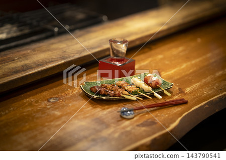 什錦烤雞肉串和清酒 什錦烤雞肉串和清酒 143790541