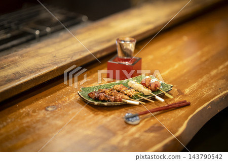 什錦烤雞肉串和清酒 什錦烤雞肉串和清酒 143790542