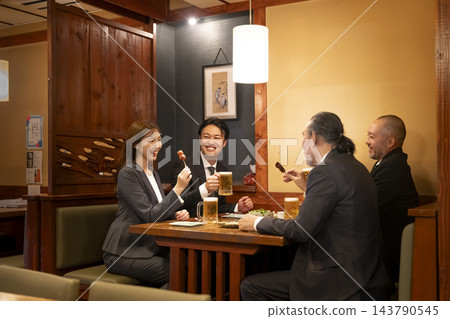 下班後，一對男女在居酒屋（日式酒吧）聊天。 143790545