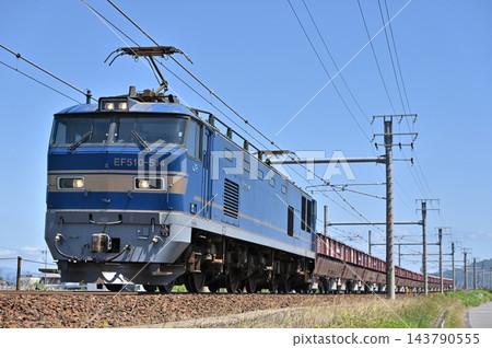 EF510-514 型機車牽引著紅色漏斗車廂,沿著木曾川彎道行駛。 EF510-514 型機車牽引著紅色漏斗車廂,沿著木曾川彎道行駛。 143790555
