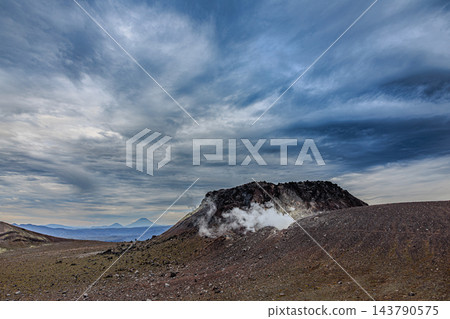 火山地形,可以看到陡峭的樽前山熔岩穹丘冒著白煙,遠處是羊蹄山。 火山地形,可以看到陡峭的樽前山熔岩穹丘冒著白煙,遠處是羊蹄山。 143790575