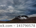 在濃厚的動態雲層下，可以欣賞樽前山熔岩穹頂和火山口平原的壯麗景色，以及它活躍的運動。 143790578