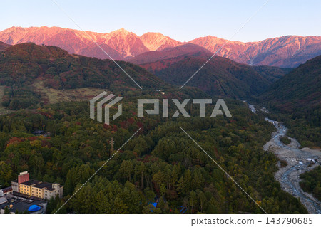 清晨的陽光灑在白馬三峰和松川上,長野縣白馬村(無人機空拍) 清晨的陽光灑在白馬三峰和松川上,長野縣白馬村(無人機空拍) 143790685