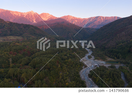 清晨的陽光灑在白馬三峰和松川上,長野縣白馬村(無人機空拍) 清晨的陽光灑在白馬三峰和松川上,長野縣白馬村(無人機空拍) 143790686