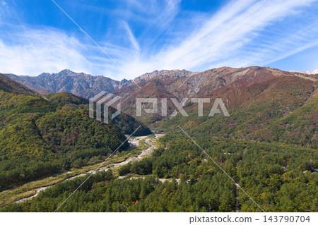 長野縣白馬村平川源太郎和白馬山脈的紅葉(無人機空拍) 長野縣白馬村平川源太郎和白馬山脈的紅葉(無人機空拍) 143790704