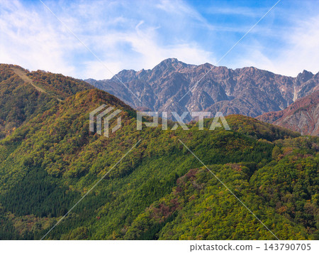 長野縣白馬村的秋葉和五龍山(無人機空拍) 長野縣白馬村的秋葉和五龍山(無人機空拍) 143790705