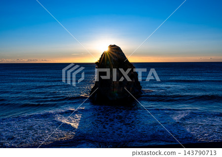 從磯原海灘看到的二島日出 從磯原海灘看到的二島日出 143790713