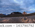 火山地形讓人聯想到大地的呼吸，而厚重的雲層則與之形成鮮明對比——這就是樽前山的荒涼之美。 143790792