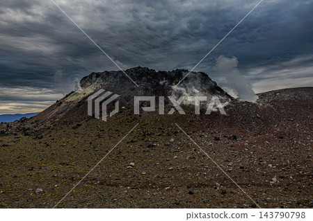 從樽前山的外緣眺望,可以看到令人嘆為觀止的火山口平原全景,彷彿置身於另一個世界,以及廣闊無垠的天空。 從樽前山的外緣眺望,可以看到令人嘆為觀止的火山口平原全景,彷彿置身於另一個世界,以及廣闊無垠的天空。 143790798