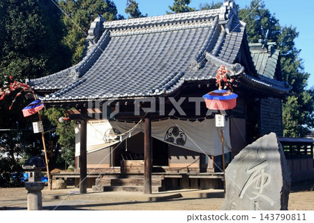 傳統的堀口獅舞(2025年11月15日)在鴨神社的主殿舉行,節慶的準備工作已經完成。 傳統的堀口獅舞(2025年11月15日)在鴨神社的主殿舉行,節慶的準備工作已經完成。 143790811