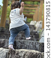 A little adventurer who takes one step at a time 143790815
