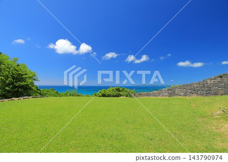 沖繩勝連城遺址風景優美，碧海碧綠交相輝映。 143790974