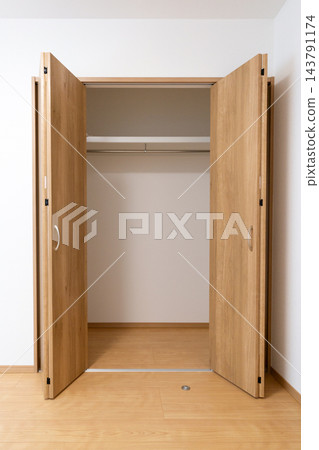 新建房屋中的新衣櫥 新建房屋中的新衣櫥 143791174