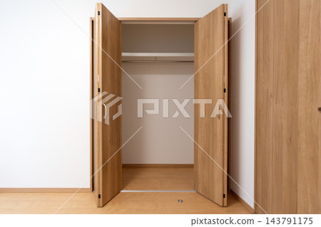 新建房屋中的新衣櫥 新建房屋中的新衣櫥 143791175