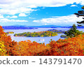 從西行綠松公園眺望松島灣的秋葉美景。 143791470