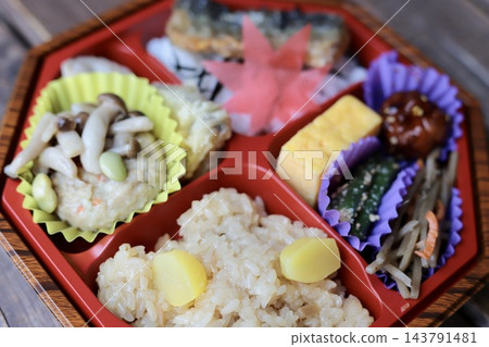秋季外帶栗子飯和烤秋刀魚便當盒 秋季外帶栗子飯和烤秋刀魚便當盒 143791481